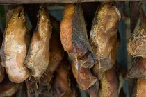 Khiếp hãi món cá mập lên men bốc mùi