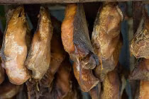 Khiếp hãi món cá mập lên men bốc mùi