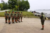 Xem lính công binh Lữ 513 ghép phà PMP 60 tấn