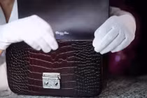 Toàn cảnh túi xách hàng hiệu Dior được làm thủ công 