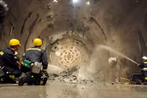 Cảnh hàng nghìn công nhân làm đường hầm dài nhất thế giới