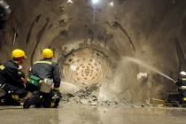 Cảnh hàng nghìn công nhân làm đường hầm dài nhất thế giới