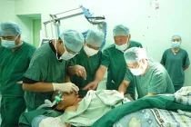 Thoát chết thần kỳ dù 7 thanh kim loại xuyên cổ