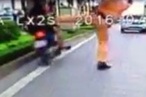 CSGT chặn bắt, người đi xe máy lao vào dải phân cách