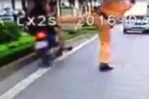 CSGT chặn bắt, người đi xe máy lao vào dải phân cách