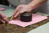 Bên trong xưởng sản xuất “bất khả xâm phạm” của Gucci