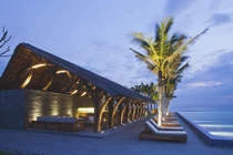 Quán bar Đà Nẵng gần biển gây ấn tượng trên báo Tây