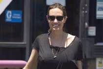 Rộ tin Angelina Jolie gặp biến chứng sau tái tạo ngực