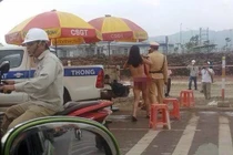 Nữ Việt kiều tốc váy trước mặt CSGT Bắc Giang