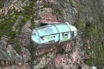 Ngắm những ngôi nhà độc đáo cheo leo trên vách đá