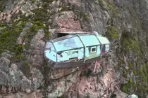 Ngắm những ngôi nhà độc đáo cheo leo trên vách đá