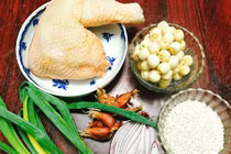 Cách nấu cháo gà hạt sen nóng hổi, bổ dưỡng siêu đơn giản