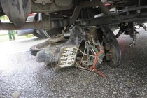 Xe tải đâm ô tô con xoay tròn trên QL1A