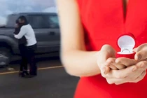 Thót tim trước màn cầu hôn trên đường cao tốc