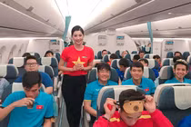 Ngắm gu thời trang của nữ tiếp viên cực xinh chụp cùng đội tuyển Việt Nam