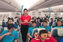 Ngắm gu thời trang của nữ tiếp viên cực xinh chụp cùng đội tuyển Việt Nam