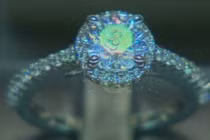 Chộp cảnh hiếm sản xuất nhẫn kim cương siêu đắt đỏ 