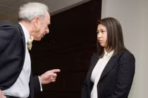 Sốc khi được bố chồng nhờ giữ dùm... danh dự