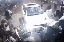 Video: Ô tô lao vào quán cà phê, nhiều người thoát chết