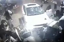 Video: Ô tô lao vào quán cà phê, nhiều người thoát chết