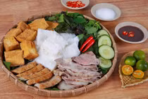 Trổ tài làm món bún đậu mắm tôm khoái khẩu của trung vệ Tiến Dũng