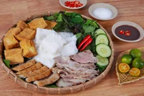 Trổ tài làm món bún đậu mắm tôm khoái khẩu của trung vệ Tiến Dũng