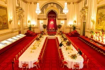 Tận mục bữa tiệc xa hoa trong cung điện Buckingham