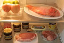 Nguy cơ tiềm ẩn chết người từ màng bọc thực phẩm