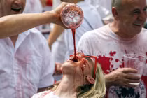 Biển người tắm rượu vang đỏ trong lễ hội ở Tây Ban Nha