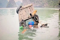 Chiêu độc của tàu hàng rong khiến Thanh tra vịnh Hạ Long "chết lặng"