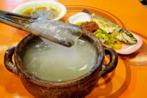 Tò mò món cháo dẻo dính giống như kẹo kéo ở Indonesia