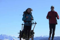 Cặp đôi vừa đi bộ kéo xe xuyên Nam Mỹ