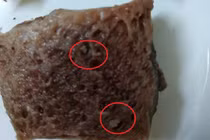 Bà nội trợ phát hiện thịt bê của siêu thị Big C có giòi