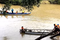 Lật đò ngang chở quá tải, một công nhân tử vong