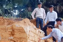 Hà Tĩnh: Múc đất, bàng hoàng phát hiện ngôi mộ cổ nguyên khối