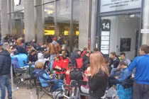 Cảnh xếp hàng dài chờ mua iPhone 6S khắp thế giới 