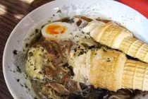 Kỳ lạ món mì ramen trộn kem ốc quế khó hiểu của người Nhật