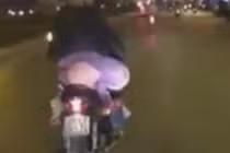 Rùng mình mẹ Việt chở con ngủ gục sau yên xe