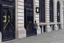 Cảnh khách mòn mỏi chờ mua iPhone 6S plus mới