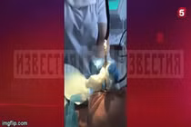 Video: Kinh dị nhìn cô gái bị rắn chui vào miệng 