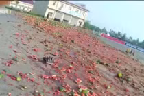 30 tấn dưa hấu đổ đầy đường vì xe tải mất lái