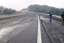 Vết nứt ở mặt đường cao tốc Nội Bài-Lào Cai là bất thường