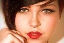 Người mẫu xinh đẹp đánh bại bệnh ung thư nhờ Facebook