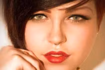 Người mẫu xinh đẹp đánh bại bệnh ung thư nhờ Facebook