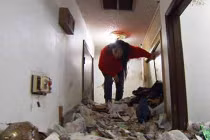 Người phụ nữ sống chung với rác rưởi suốt 30 năm 