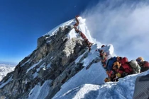 'Tắc đường' lên đỉnh Everest, người leo núi đối mặt tử thần
