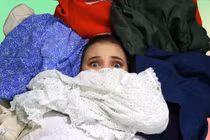 Trớ trêu: Chết ngạt lúc ngủ vì đống quần áo đè lên người