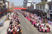 Tận mục yến tiệc dài khắp phố chào mừng mùa bội thu