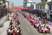 Tận mục yến tiệc dài khắp phố chào mừng mùa bội thu