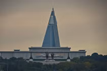 Bên trong khách sạn bỏ hoang lớn nhất thế giới ở Triều Tiên